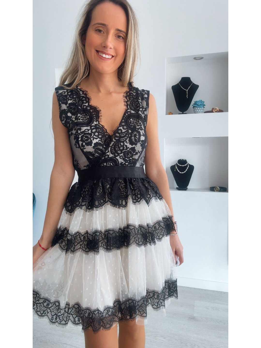 Vestido de folhos com renda preta 6