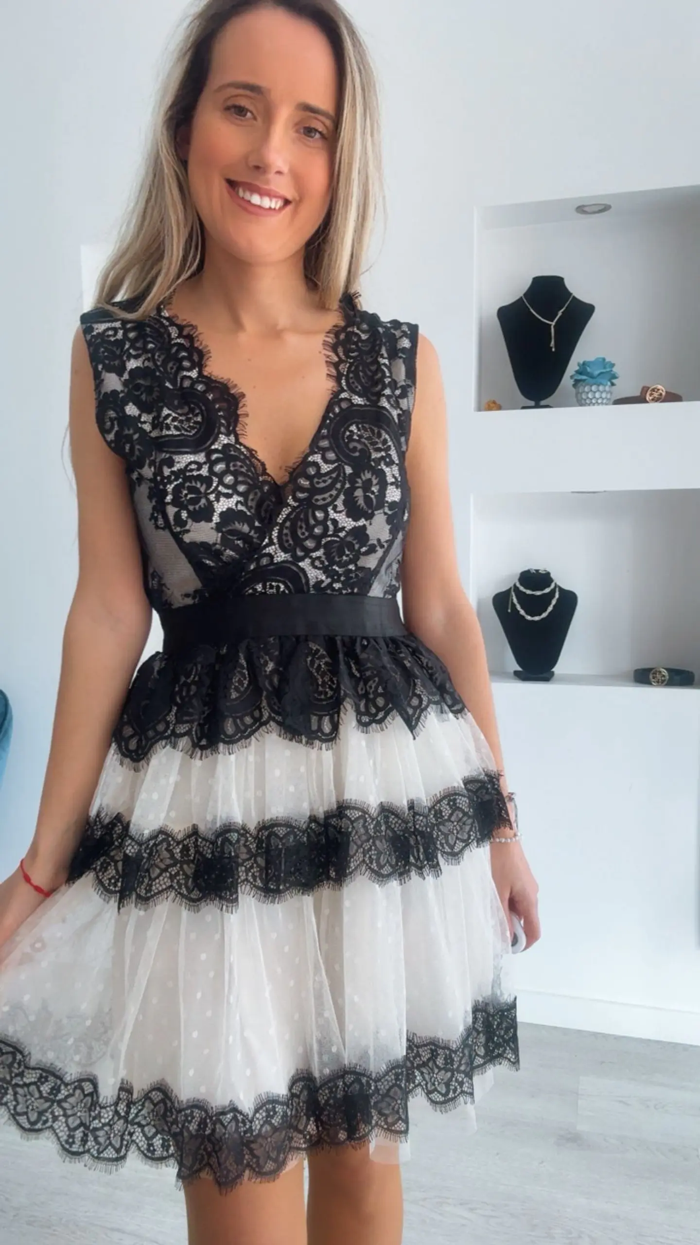 Vestido de folhos com renda preta 6