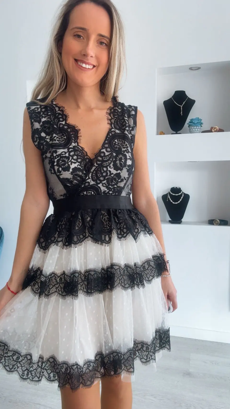 Vestido de folhos com renda preta 6