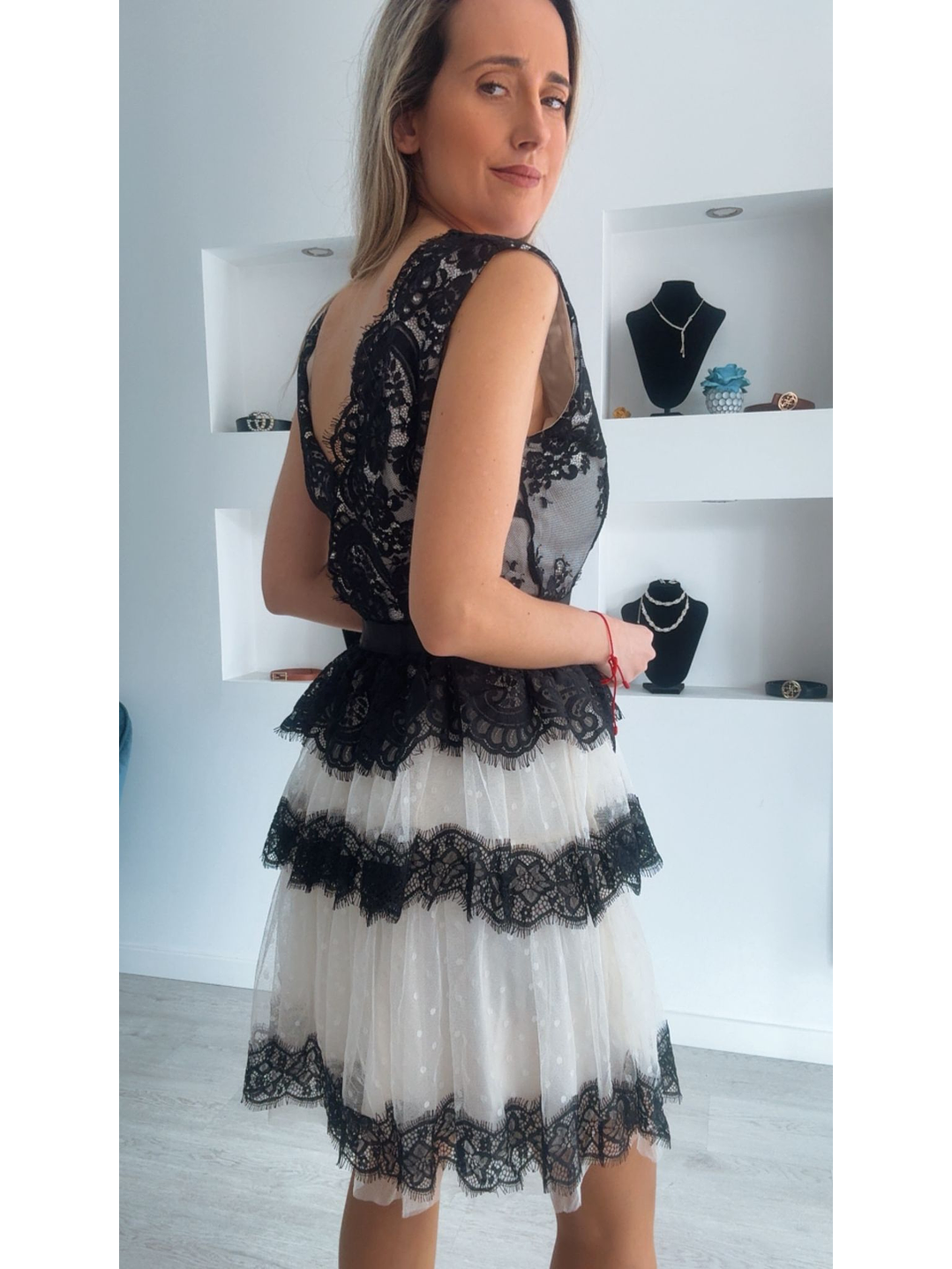 Vestido de folhos com renda preta 7