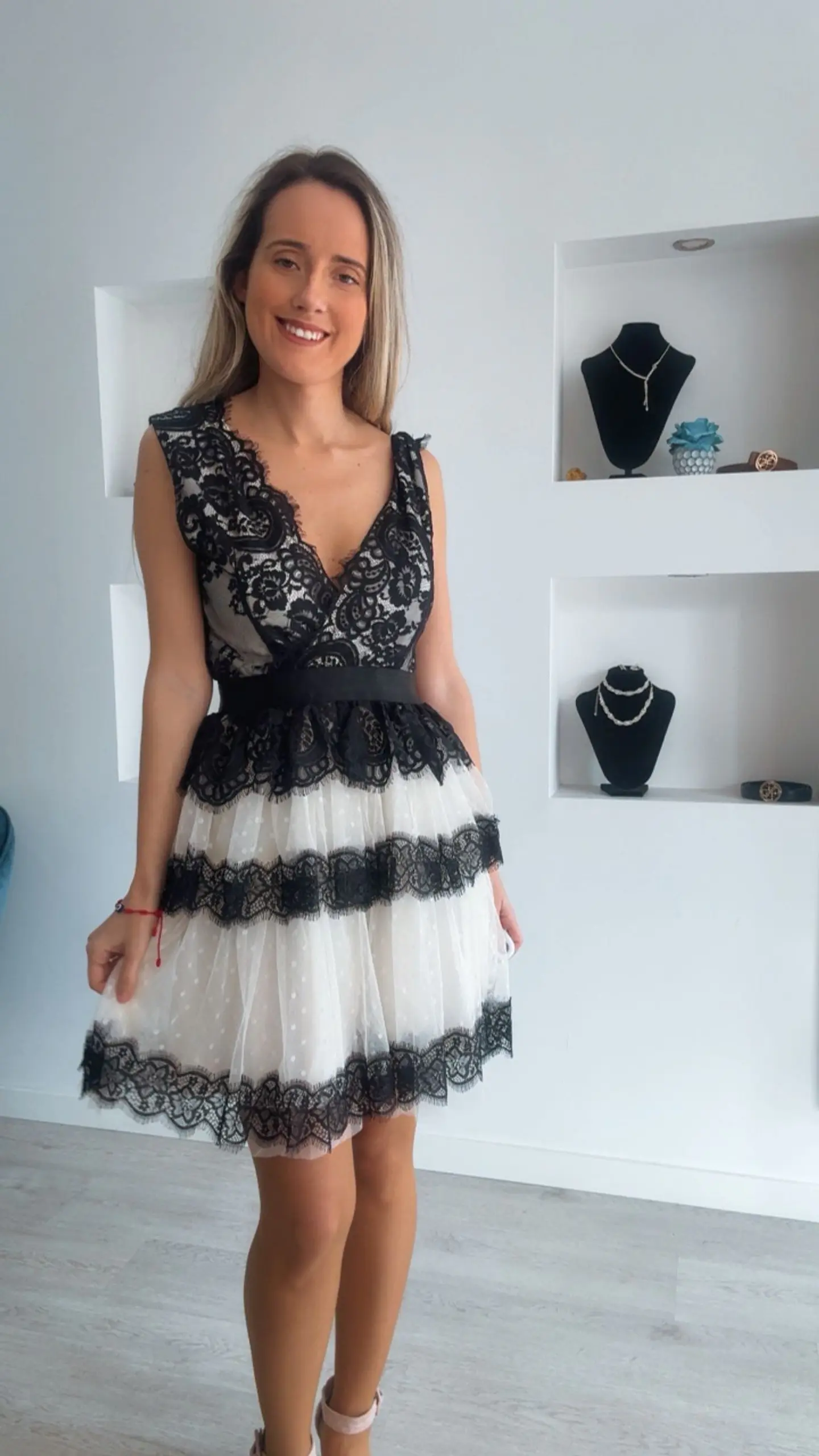Vestido de folhos com renda preta 4