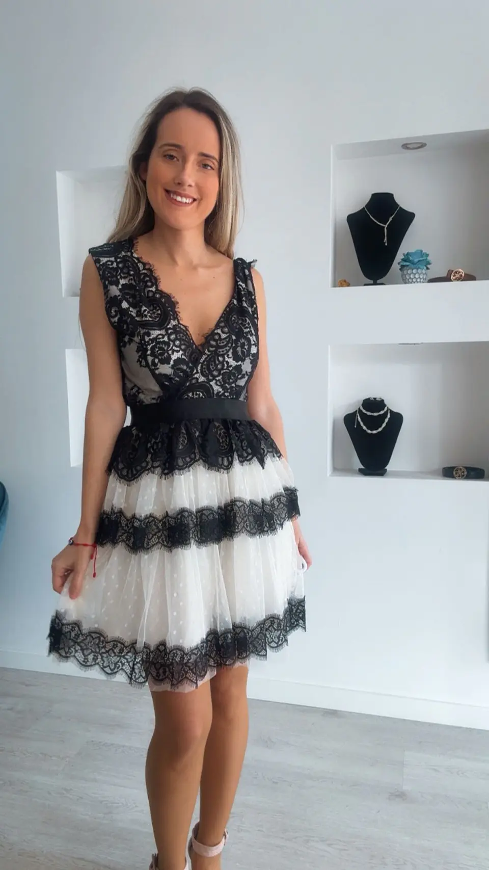 Vestido de folhos com renda preta 4