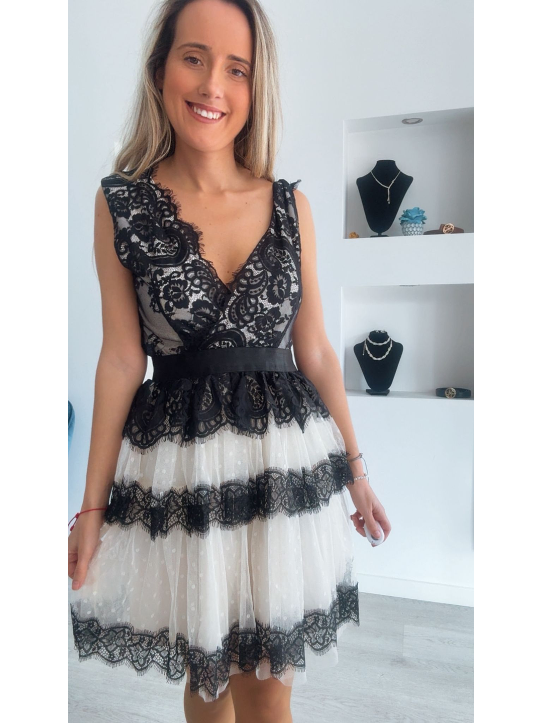 Vestido de folhos com renda preta 5