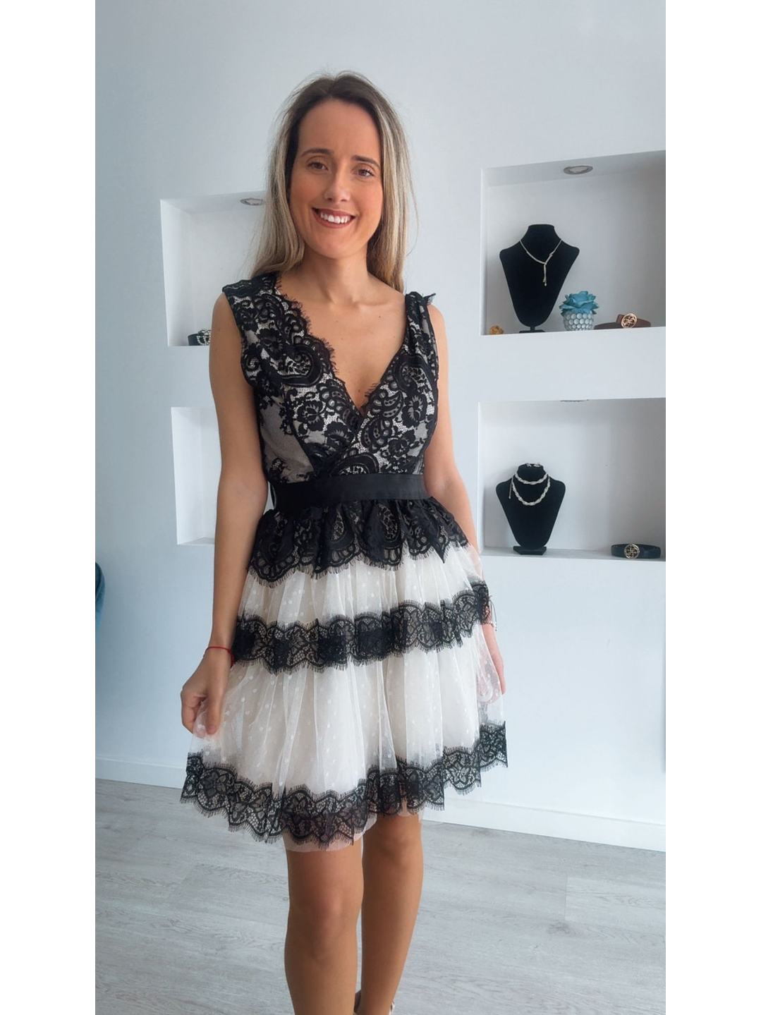 Vestido de folhos com renda preta 2