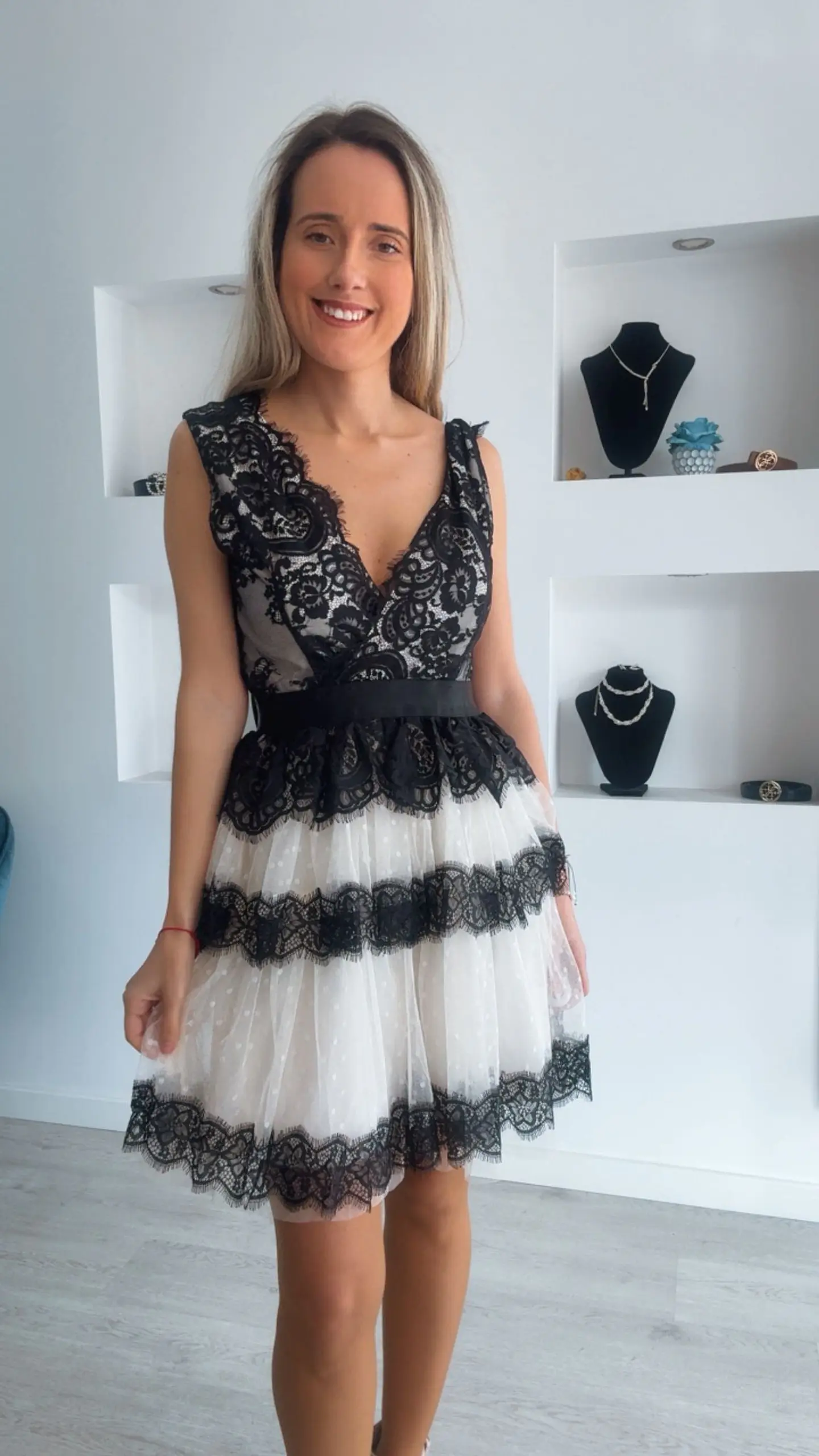 Vestido de folhos com renda preta 2