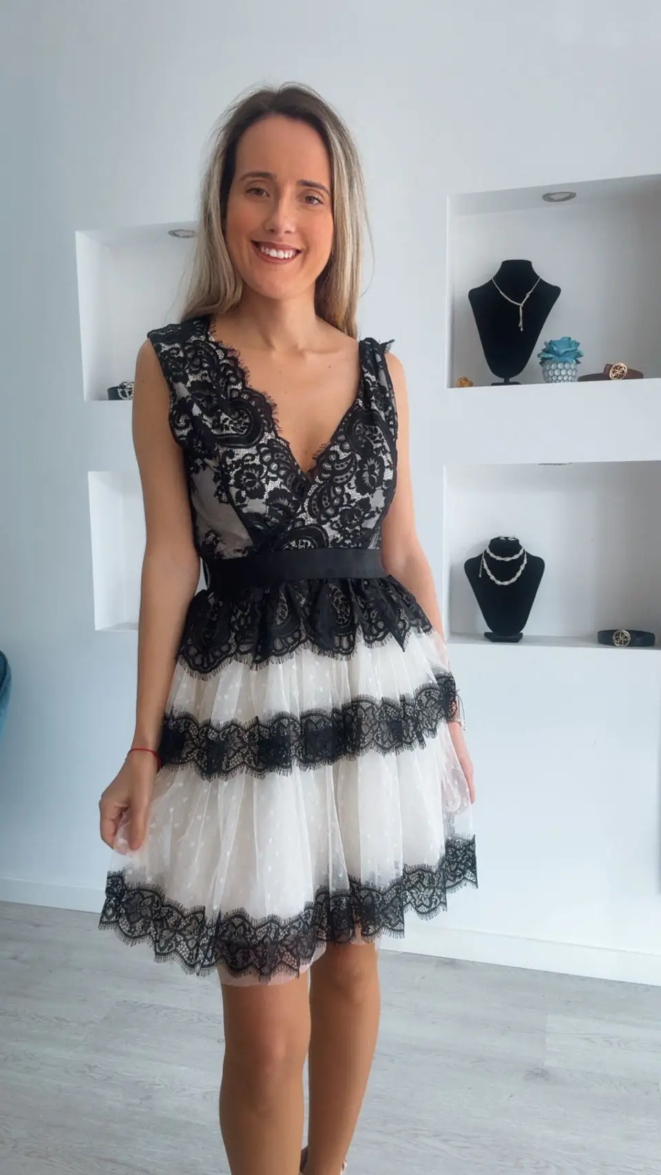 Vestido de folhos com renda preta 2