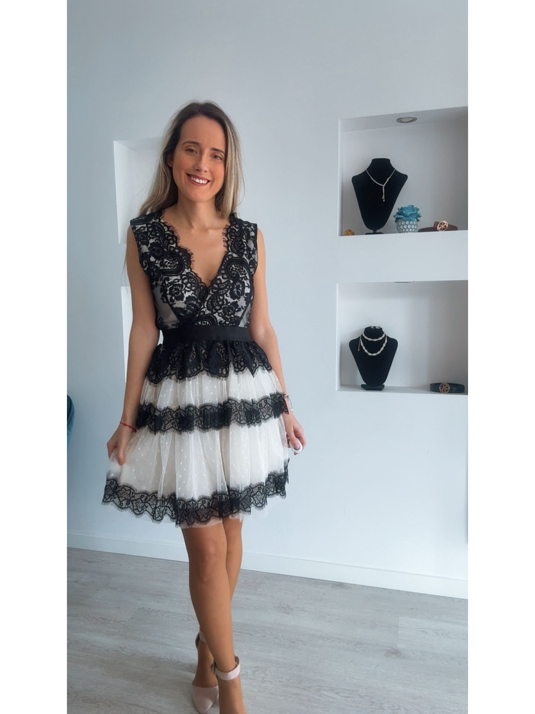 Vestido de folhos com renda preta 1