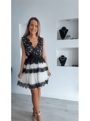 Vestido de folhos com renda preta