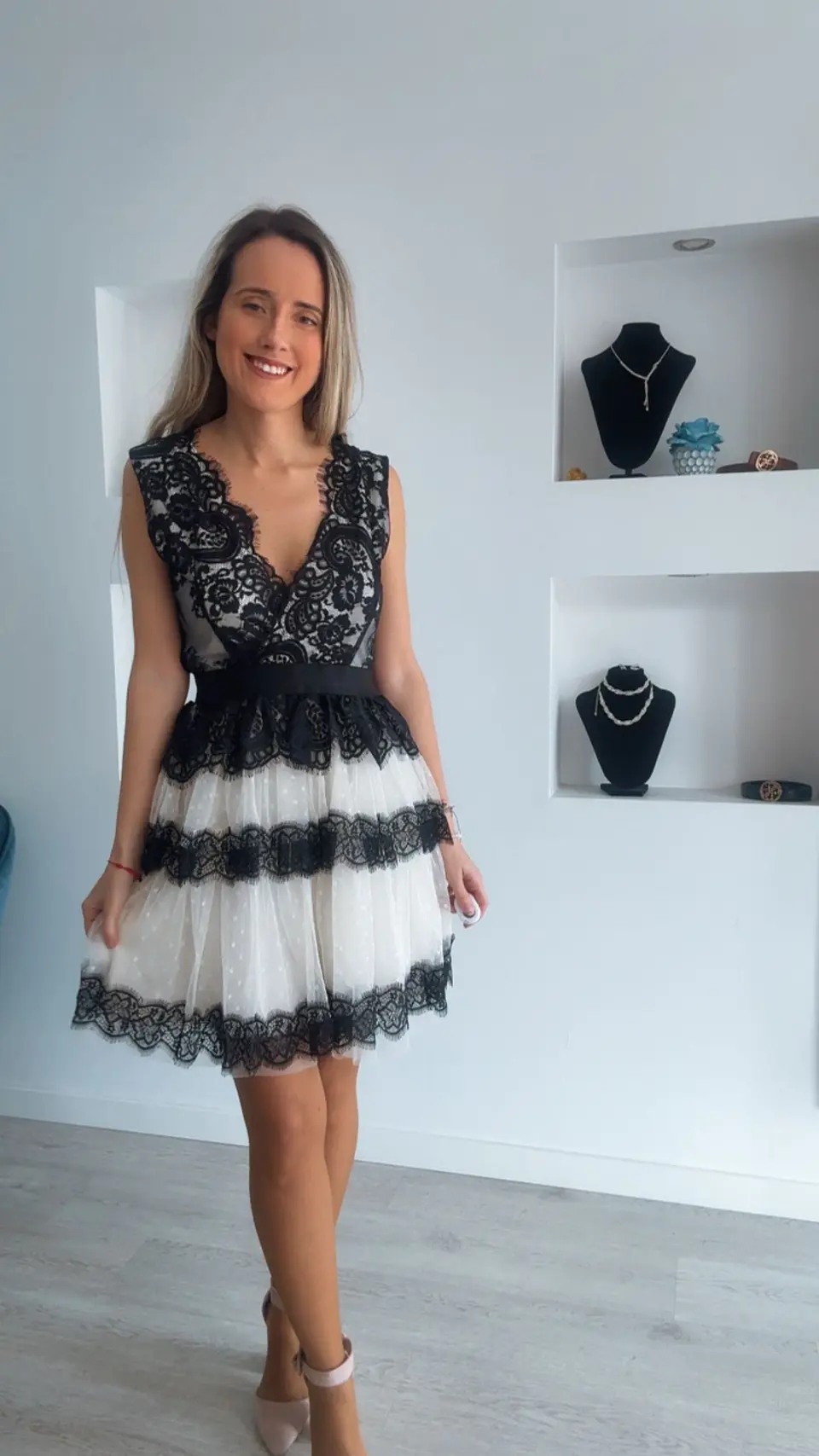 Vestido de folhos com renda preta 1