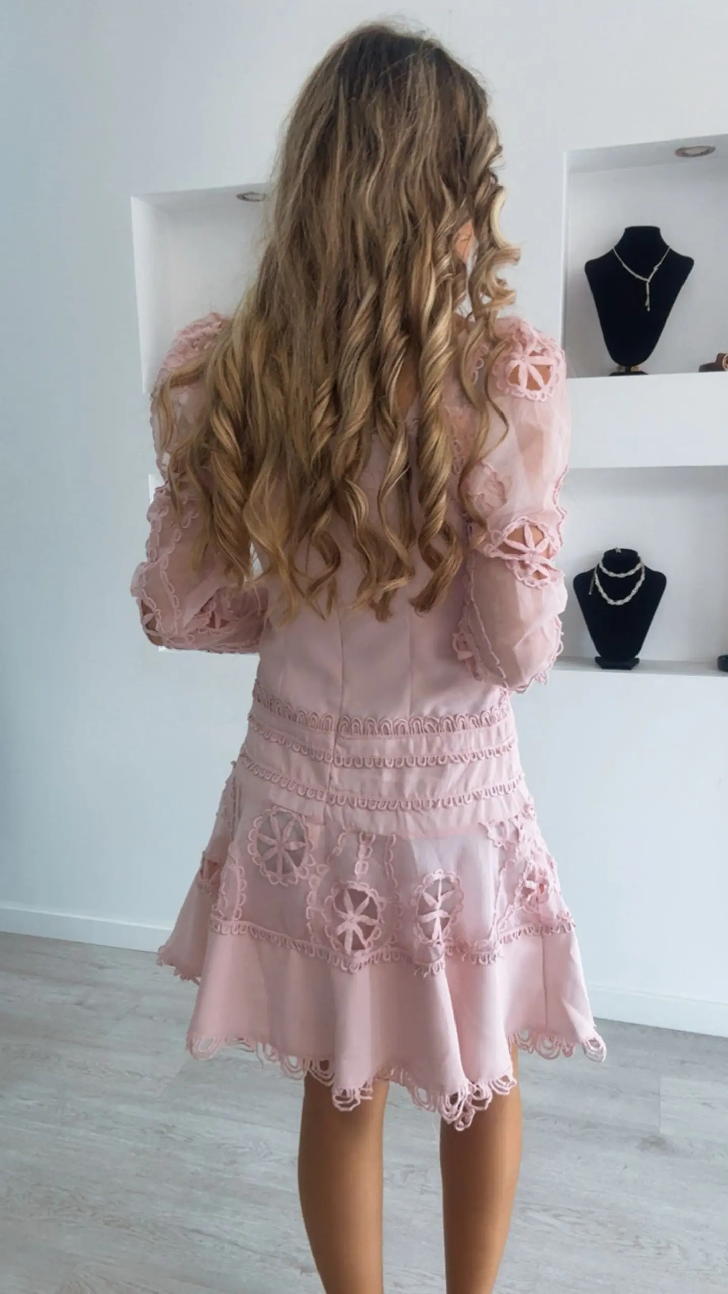 Vestido com detalhes rendados 2