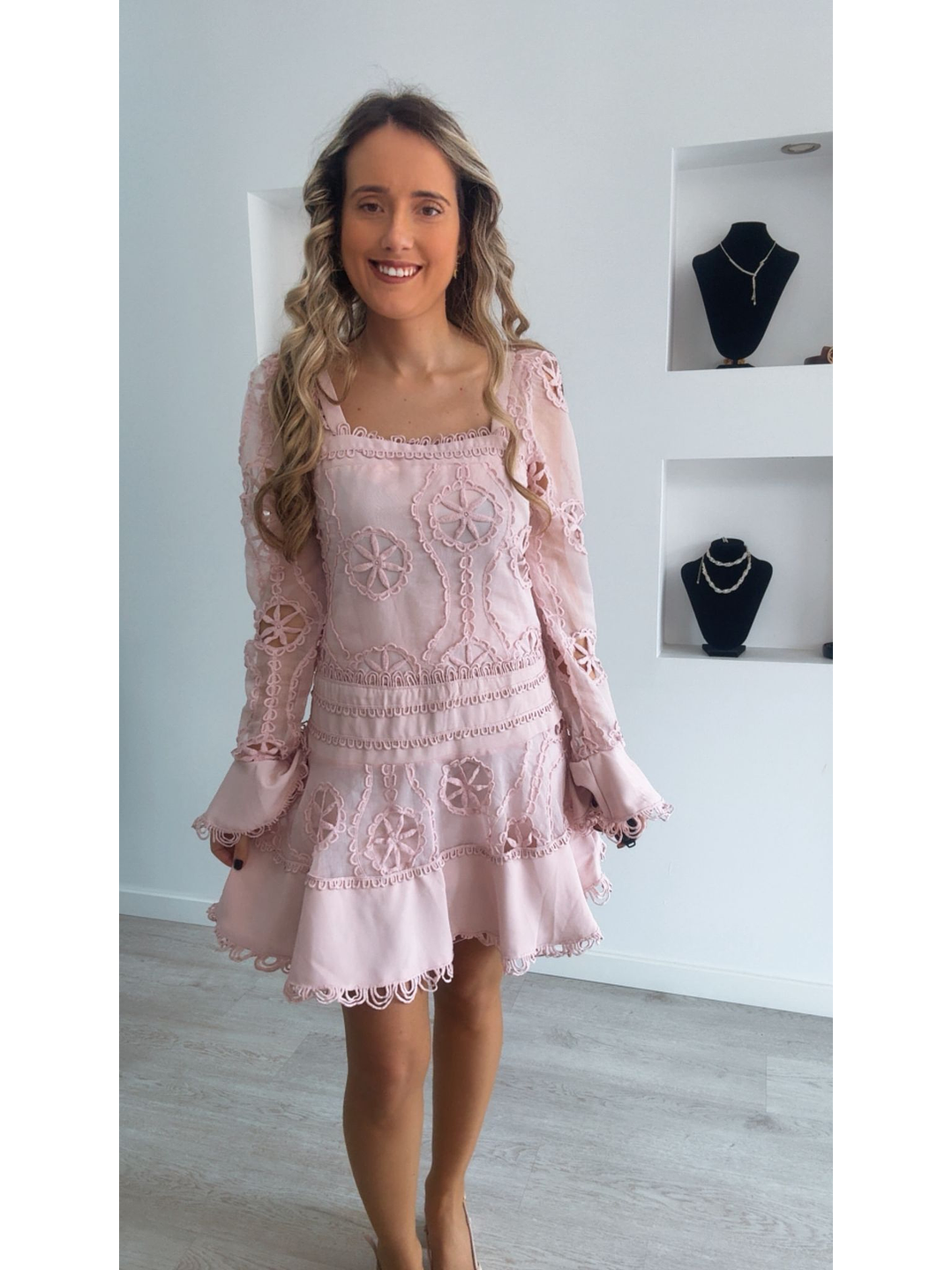 Vestido com detalhes rendados 1