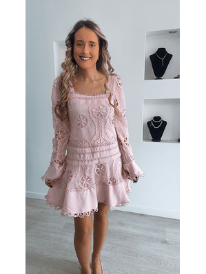 Vestido com detalhes rendados