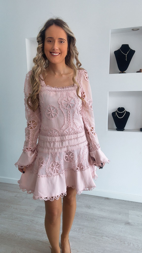 Vestido com detalhes rendados