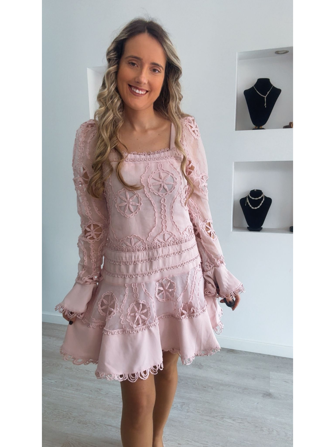 Vestido com detalhes rendados 4