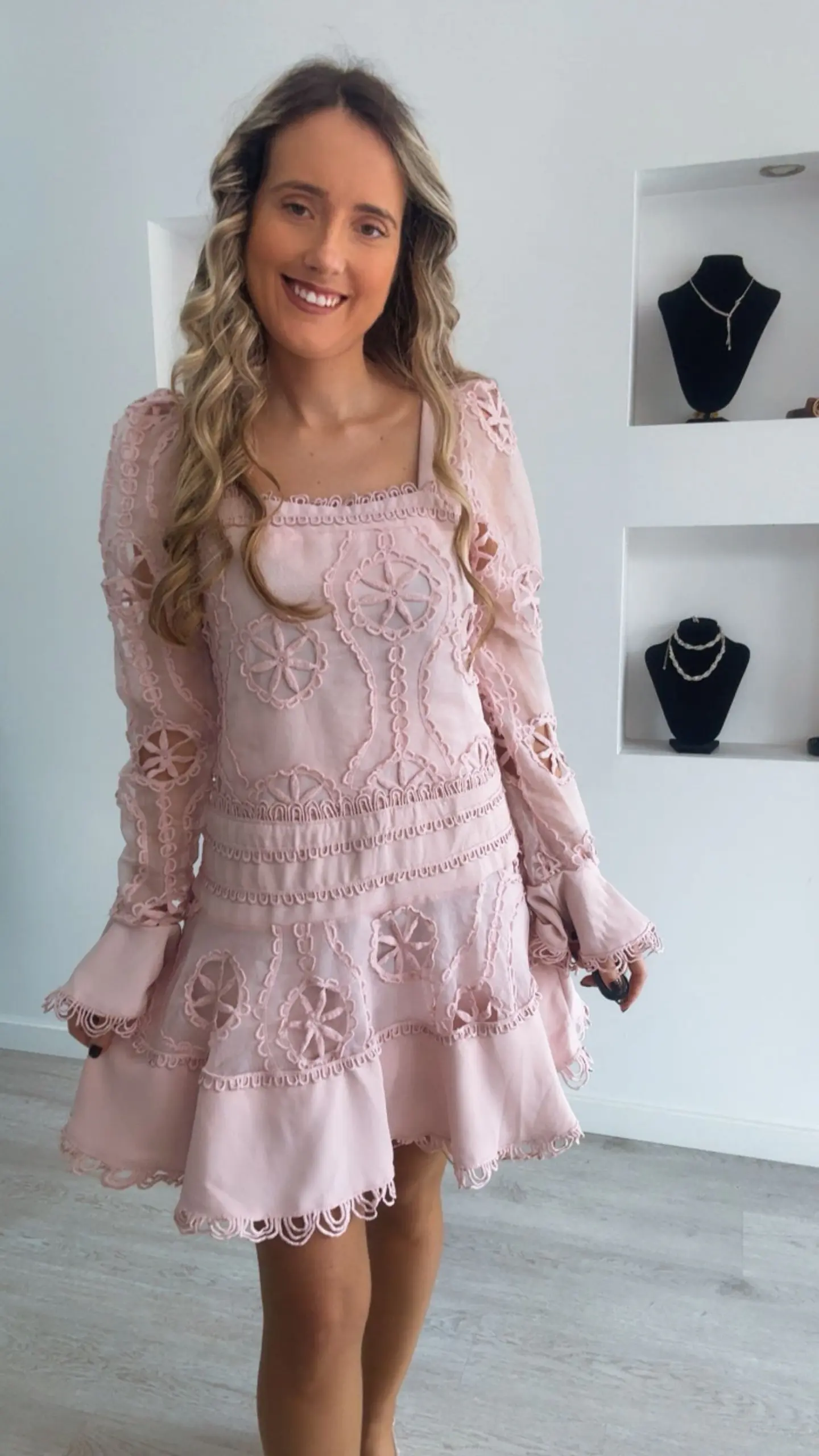 Vestido com detalhes rendados 4