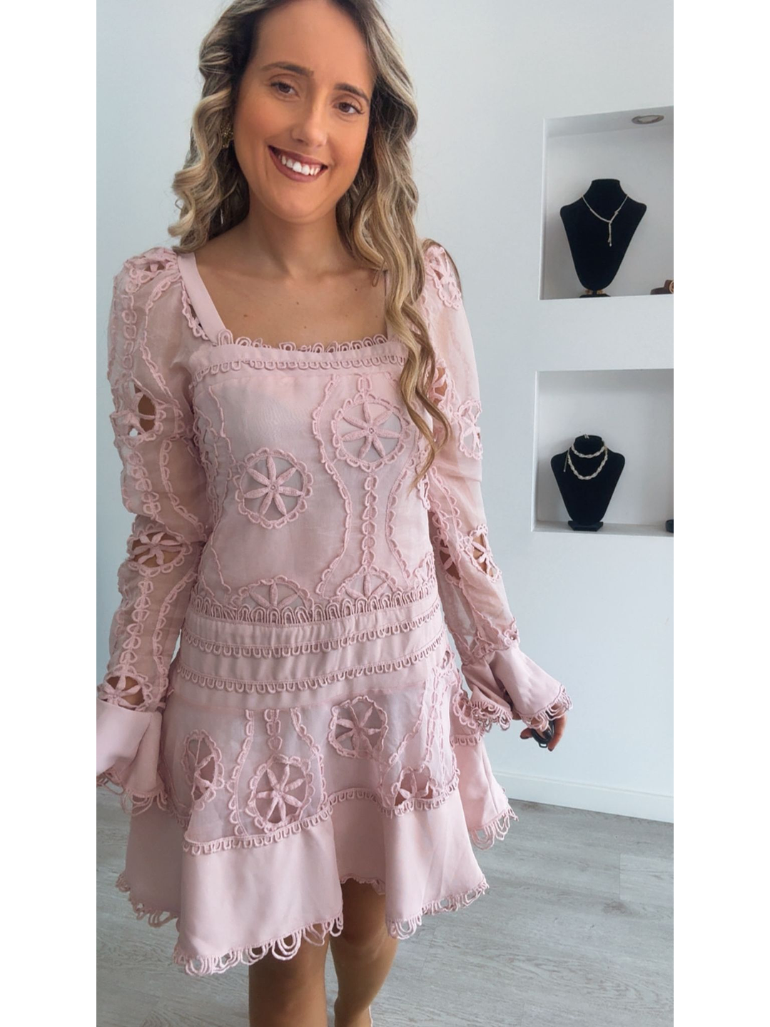 Vestido com detalhes rendados 5