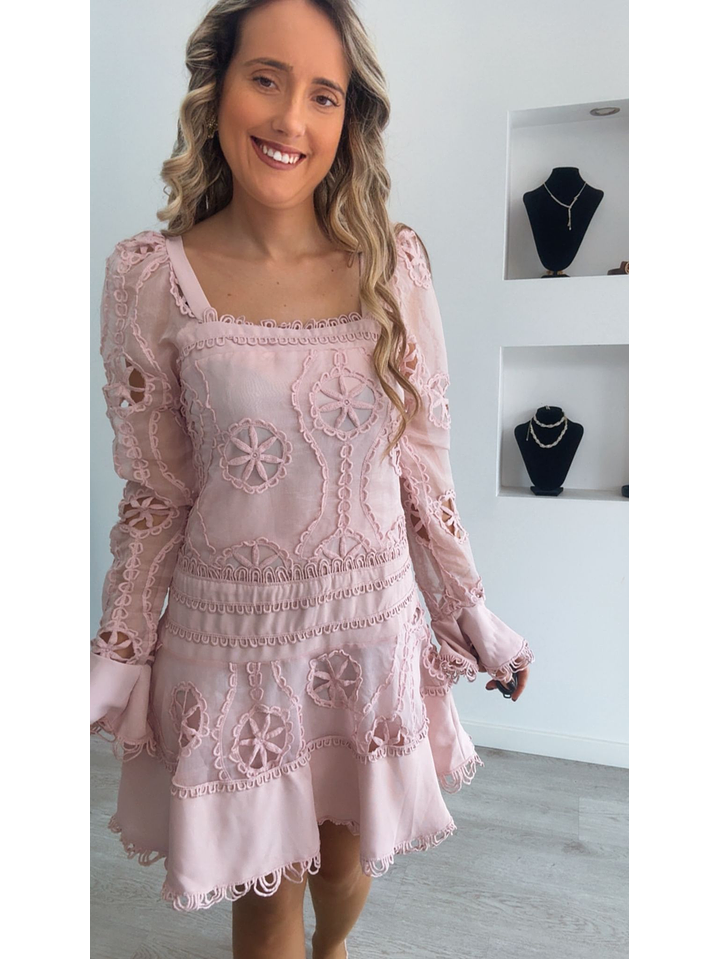 Vestido com detalhes rendados 5