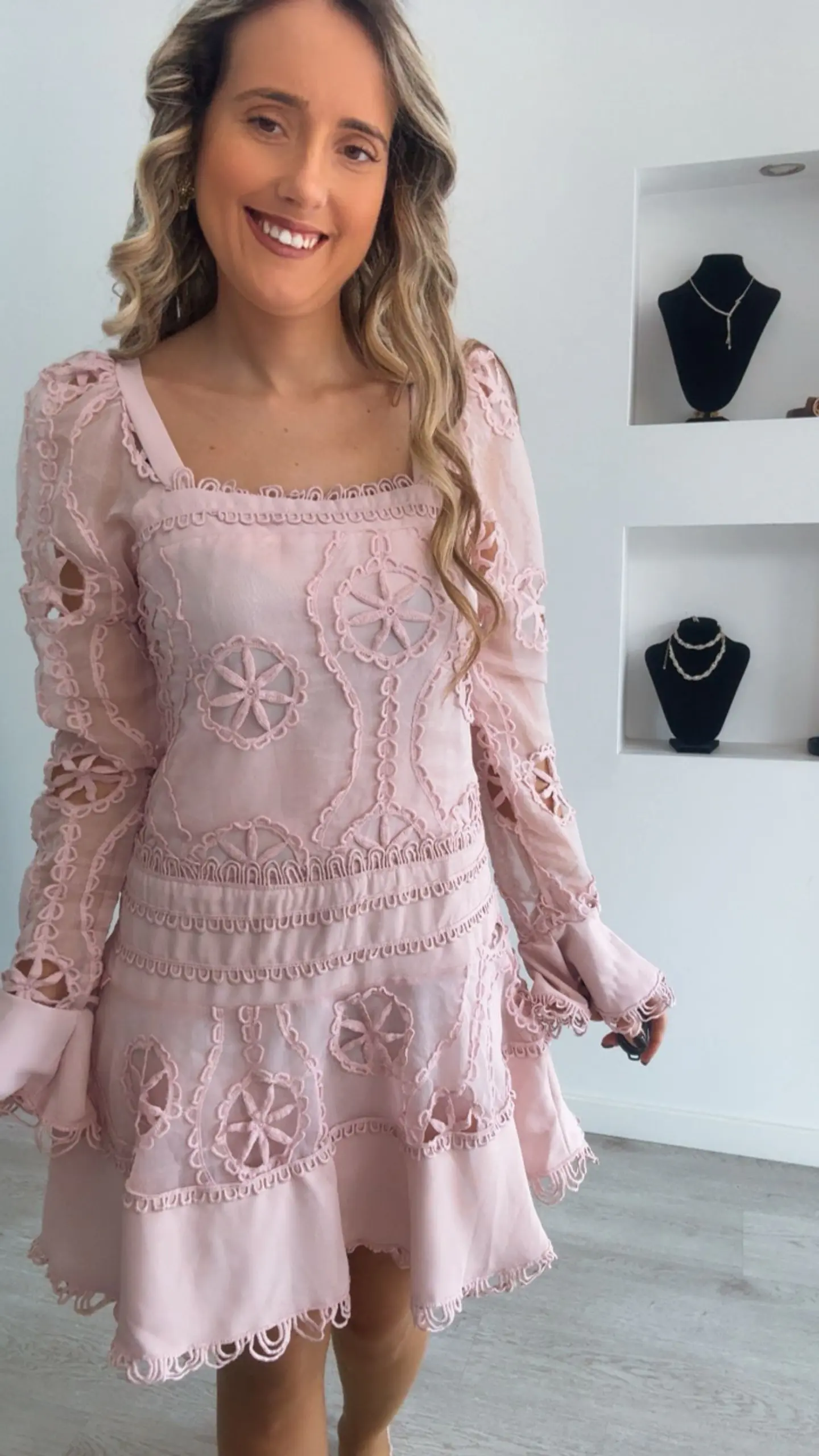 Vestido com detalhes rendados 5