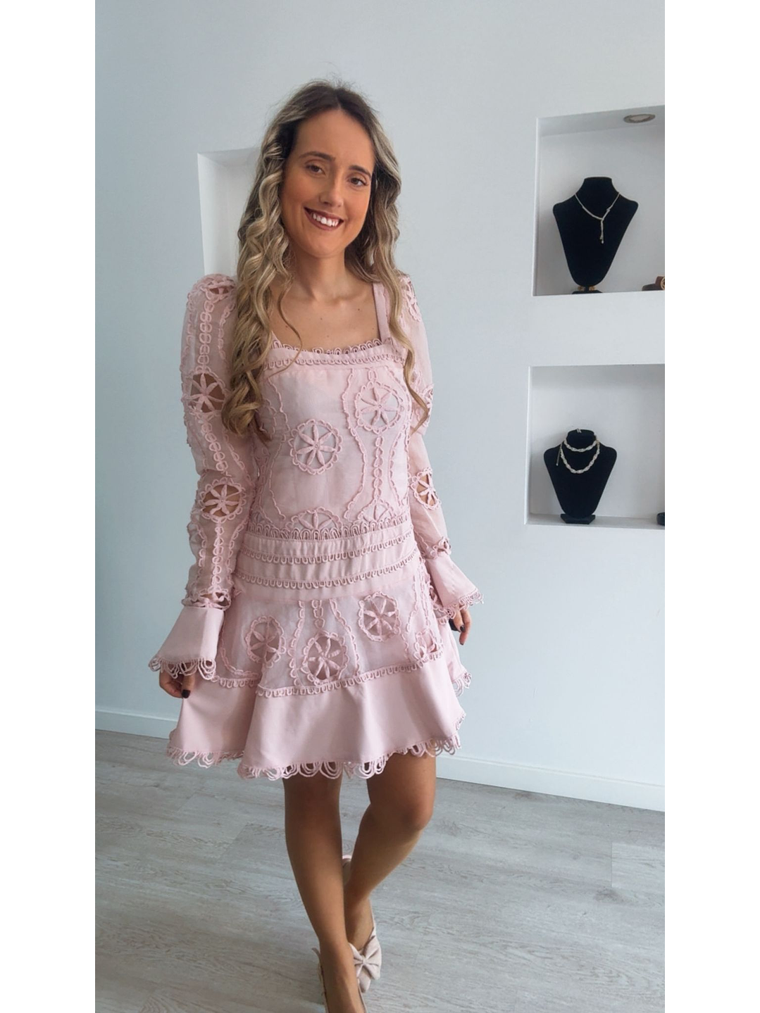 Vestido com detalhes rendados 6