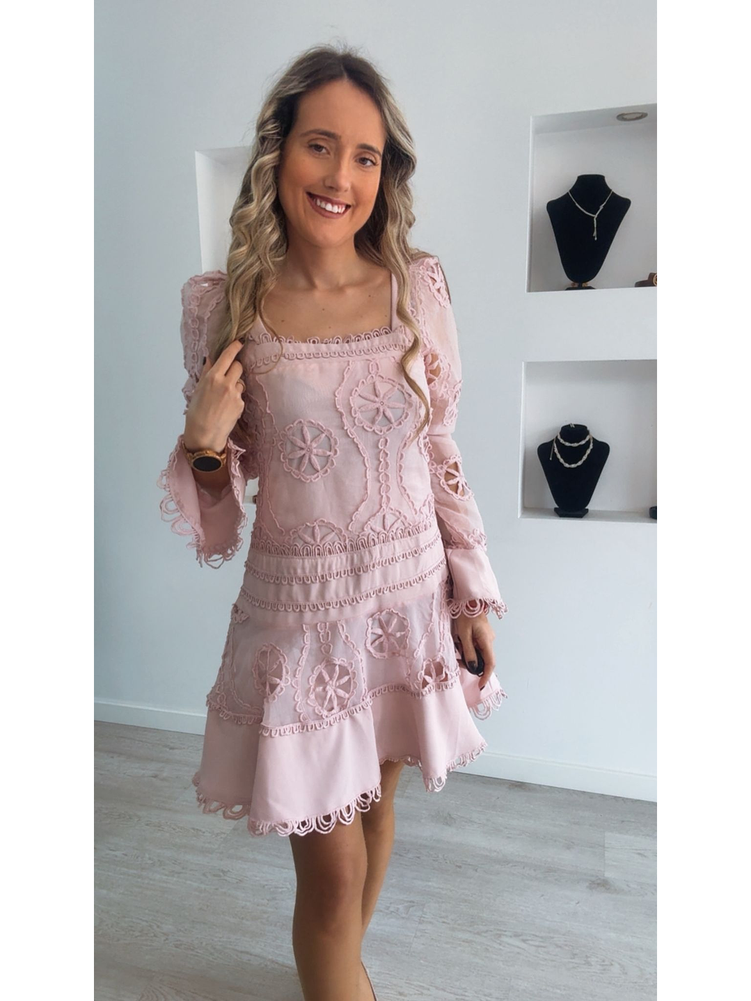 Vestido com detalhes rendados 7