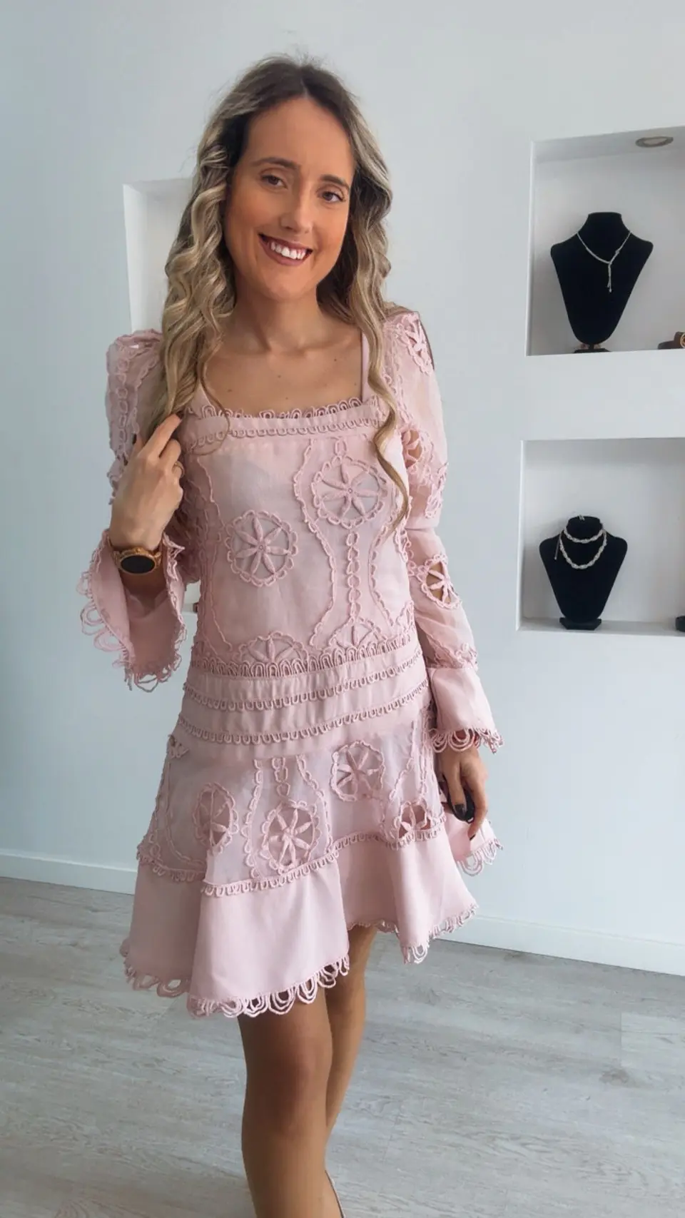 Vestido com detalhes rendados 7