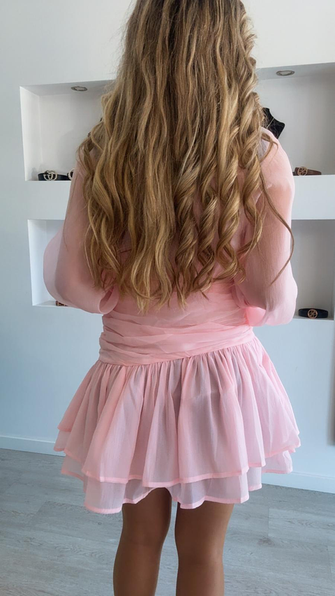 Vestido rosa com folhos e detalhe na cinta