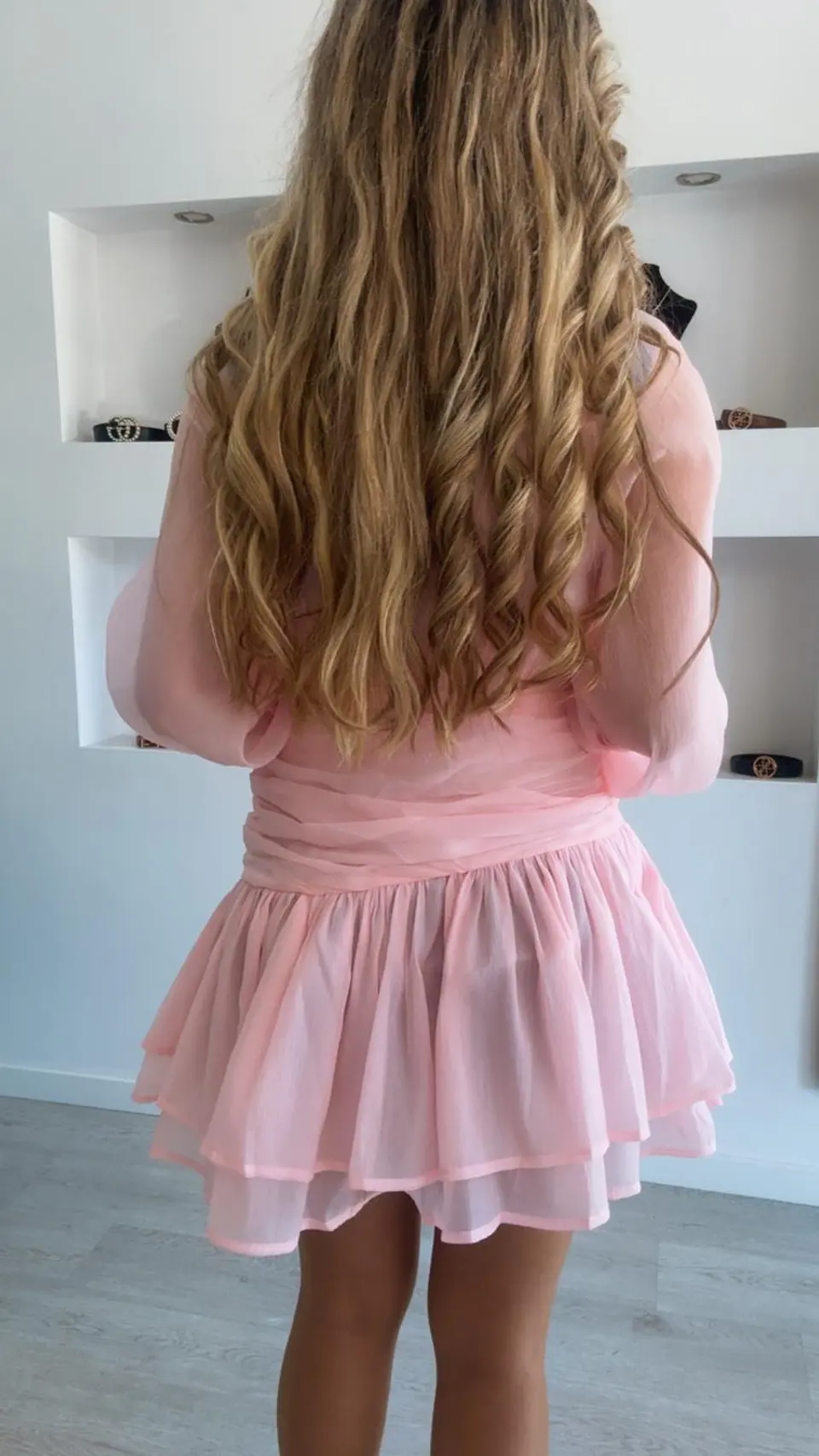 Vestido rosa com folhos e detalhe na cinta 2