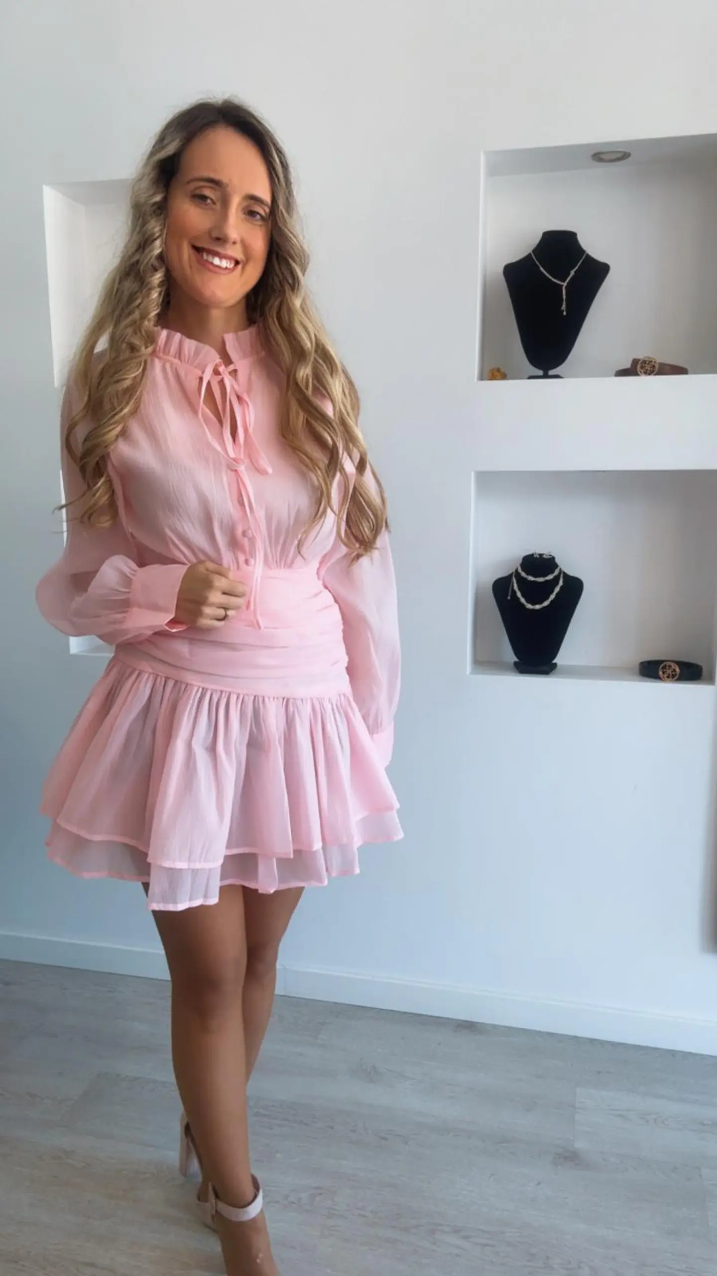 Vestido rosa com folhos e detalhe na cinta 4