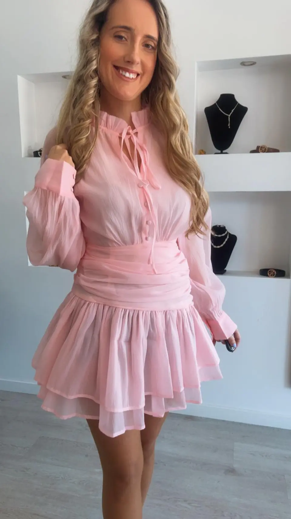 Vestido rosa com folhos e detalhe na cinta 5