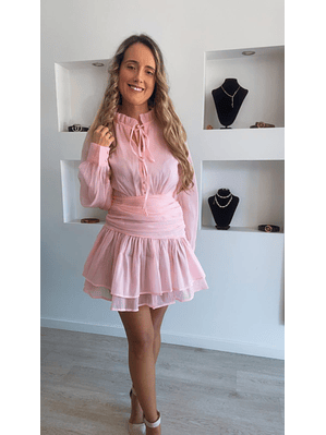 Vestido rosa com folhos e detalhe na cinta