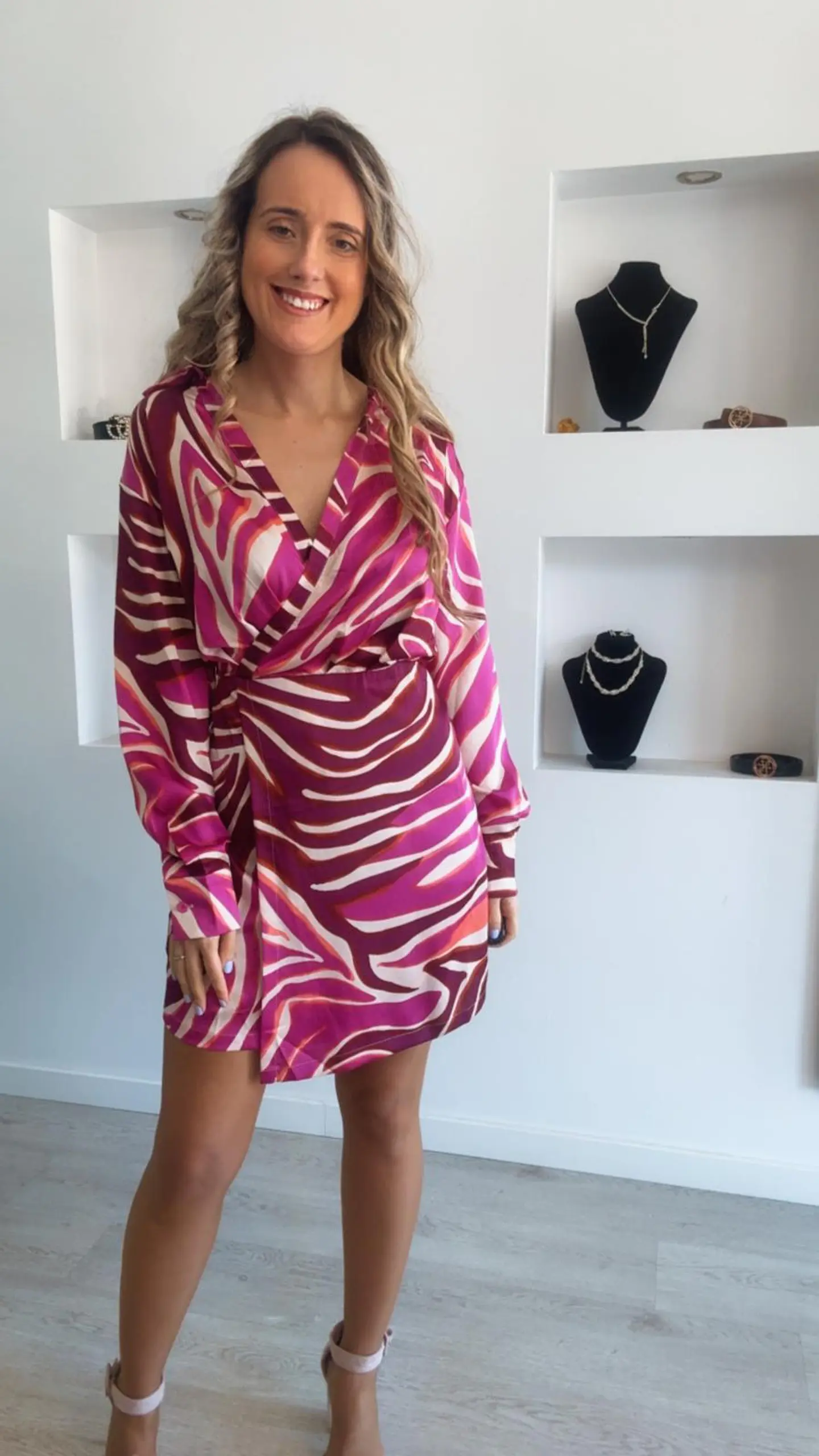 Vestido acetinado em tons de rosa forte 1