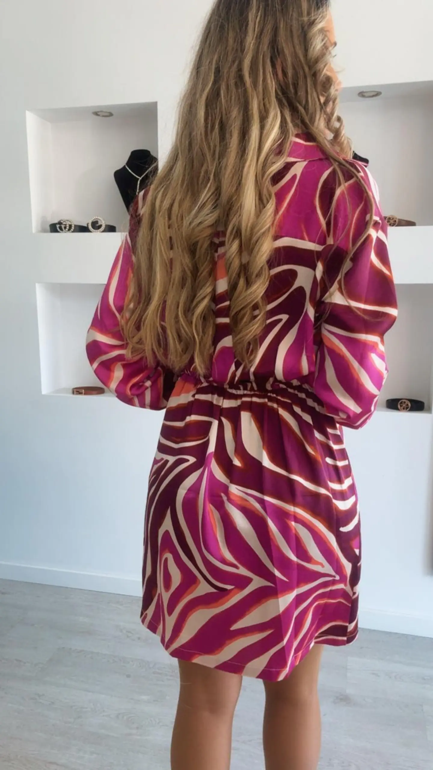 Vestido acetinado em tons de rosa forte 2