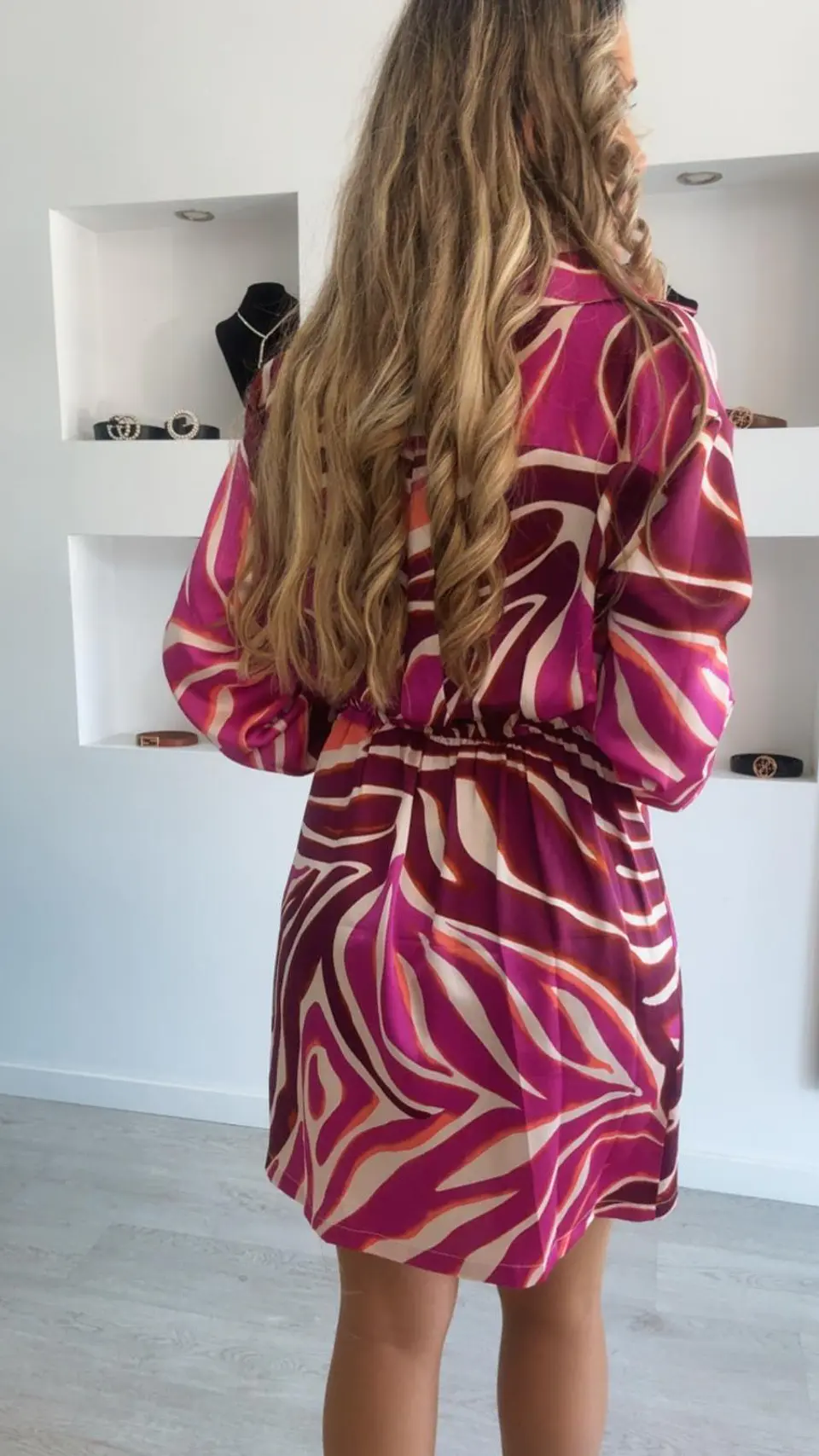Vestido acetinado em tons de rosa forte 2