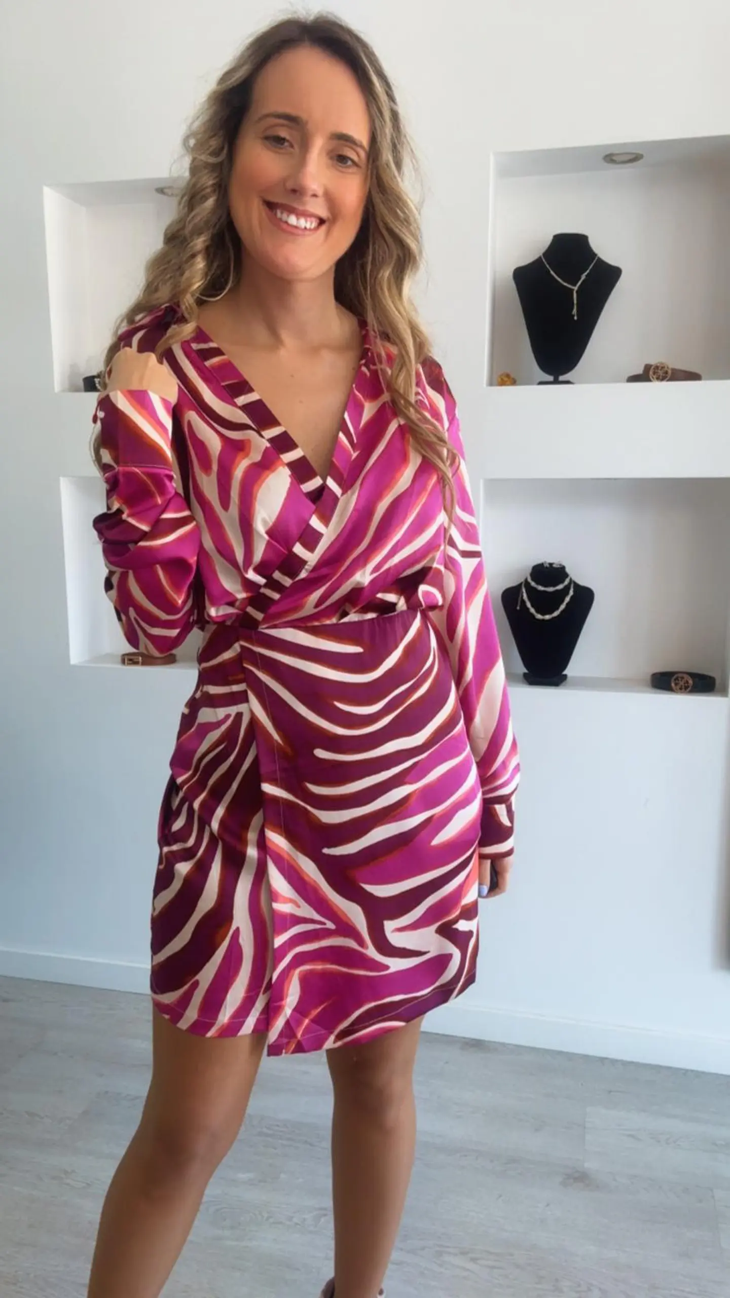 Vestido acetinado em tons de rosa forte 3