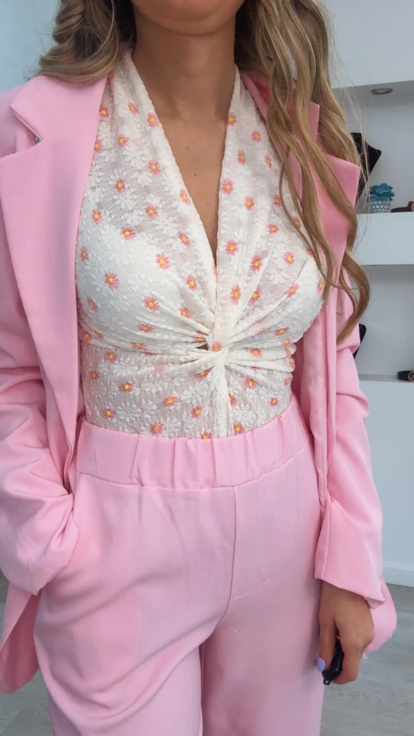 Body com nó e detalhe de flores 2