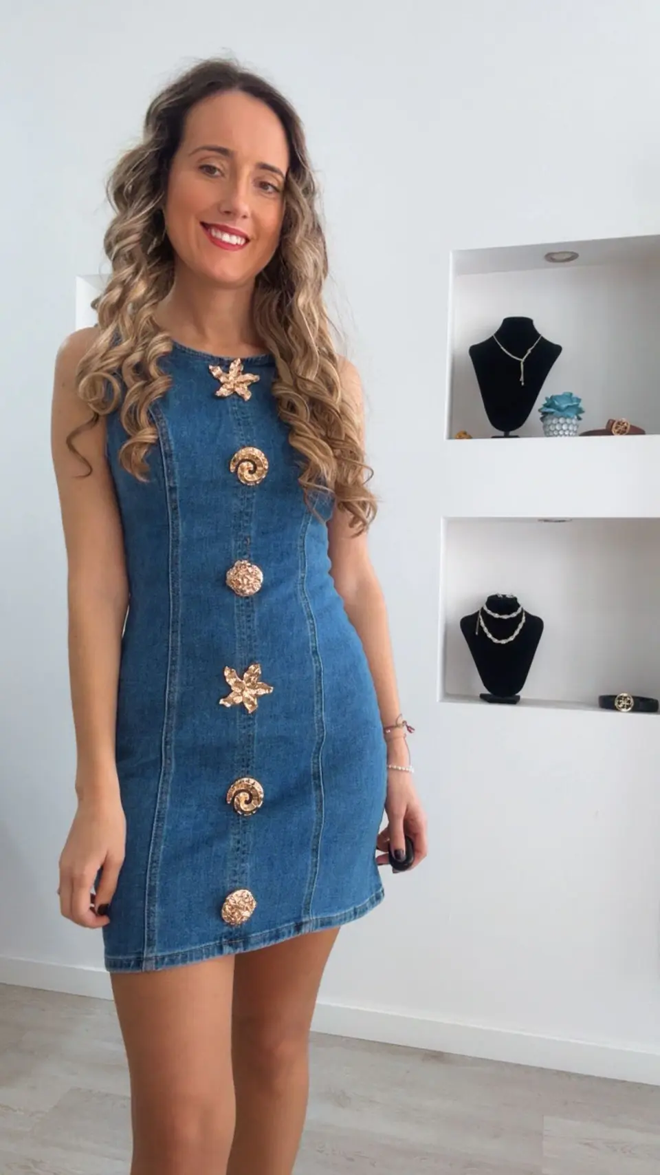Vestido curto de ganga com detalhes em dourado 6