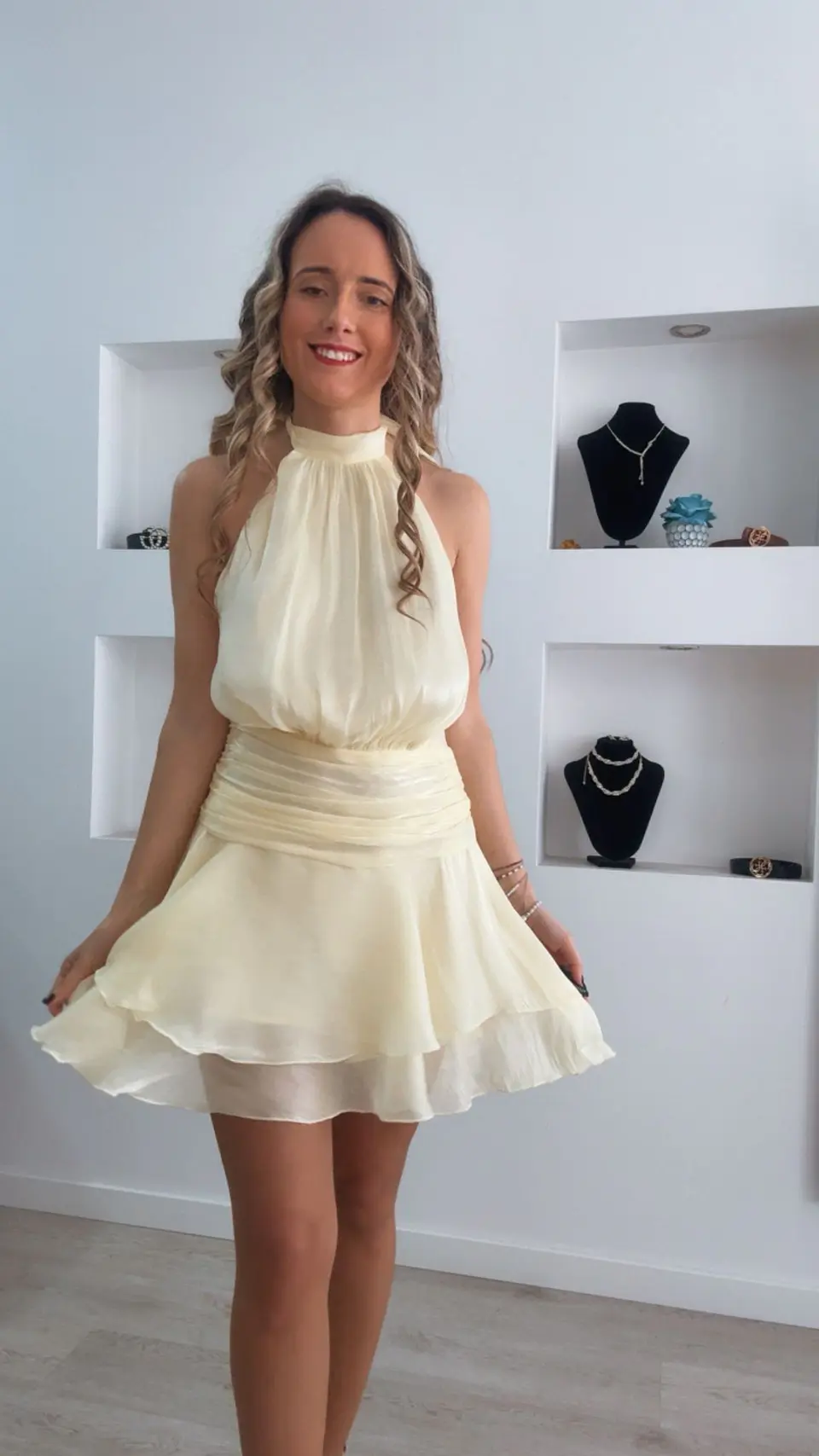 Vestido com calção interior e decote nas costas 1