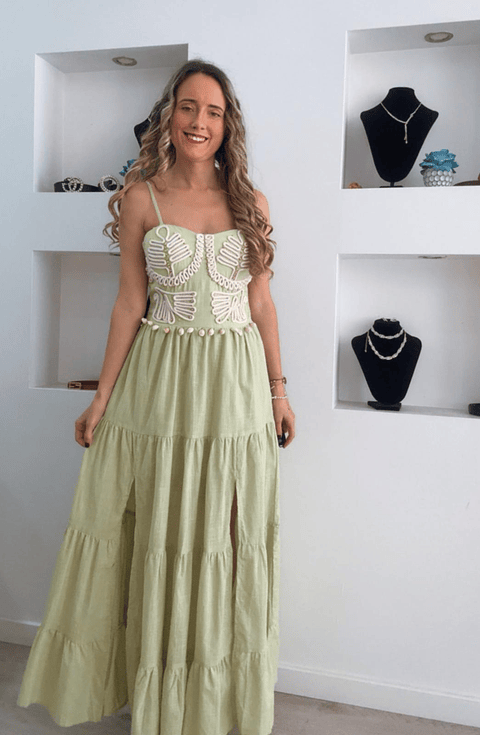 Vestido em linho com racha e conchas na cinta