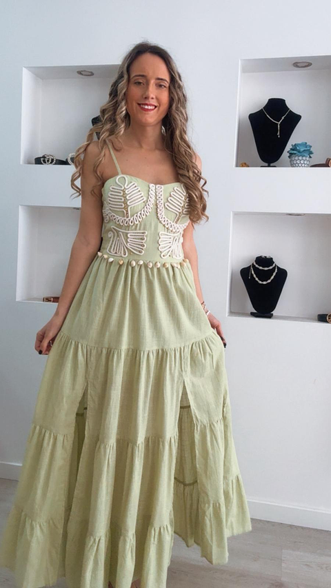 Vestido em linho com racha e conchas na cinta