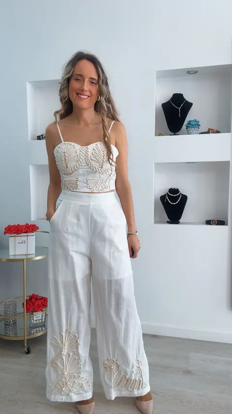 Conjunto top e calça em linho com bordados