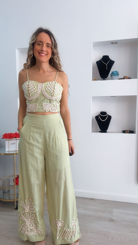 Conjunto top e calça em linho com bordados