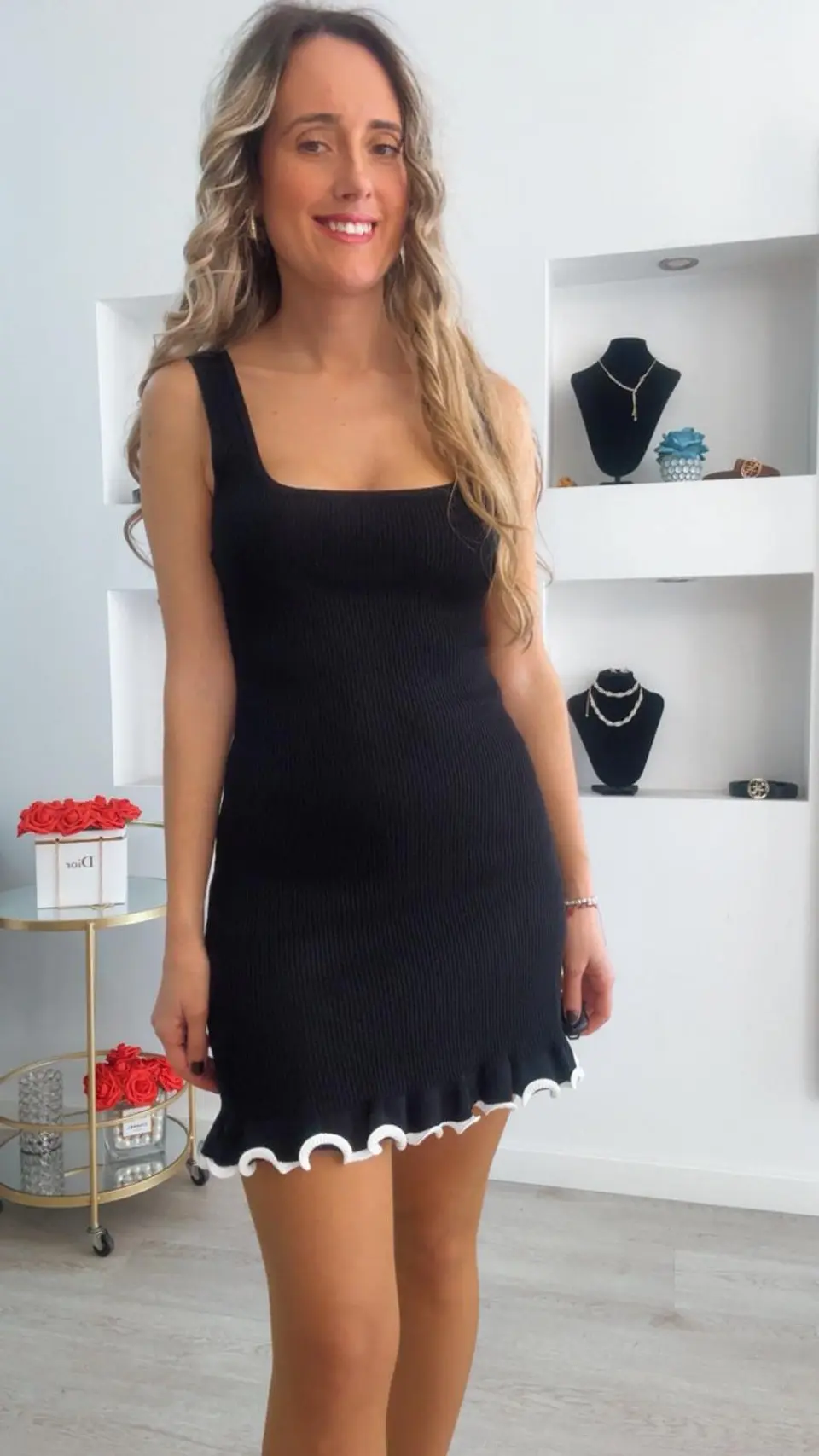 Vestido de malha elástico com decote quadrado 6