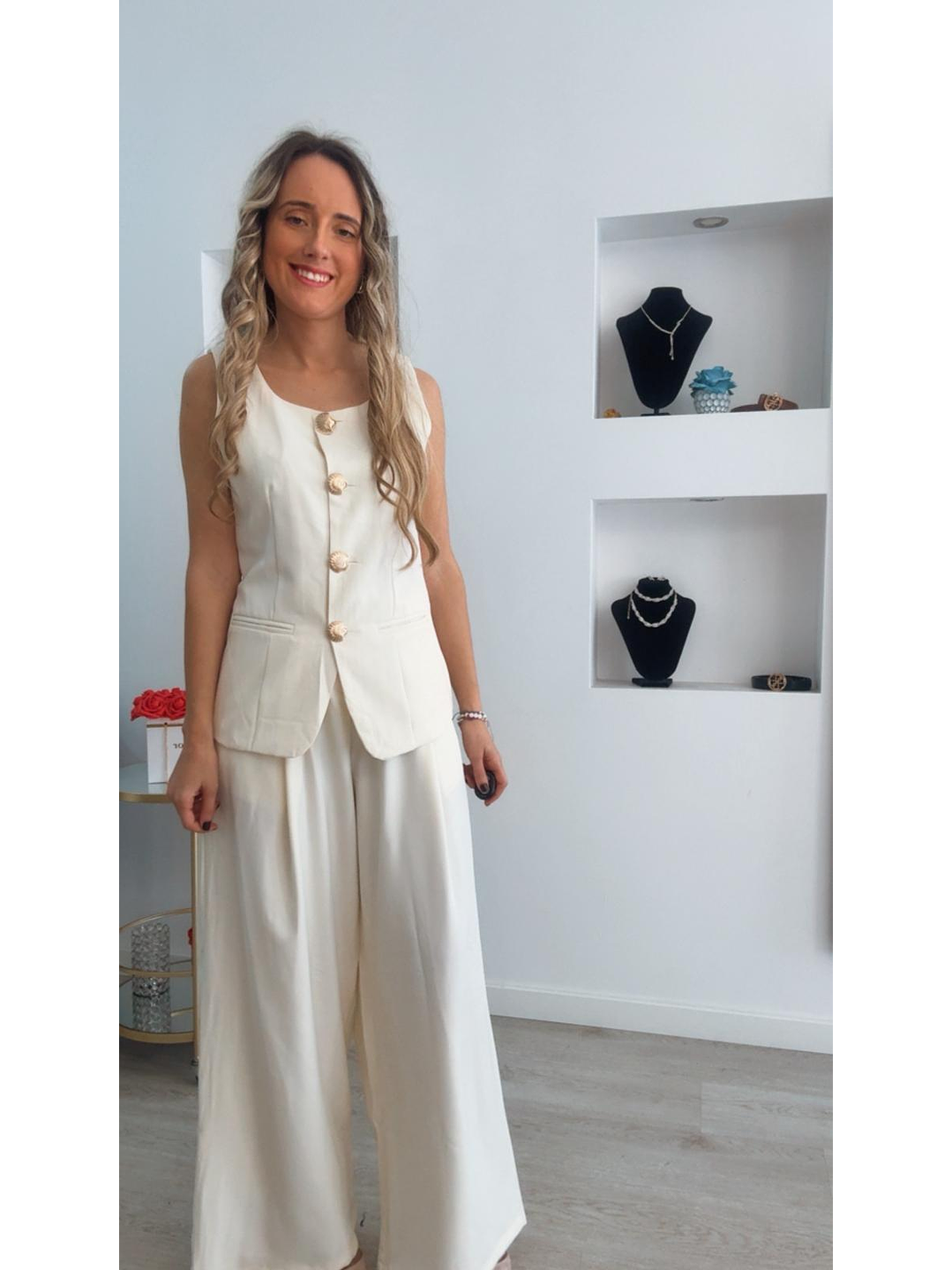 Conjunto colete e calça com detalhe de botões em forma de concha 1