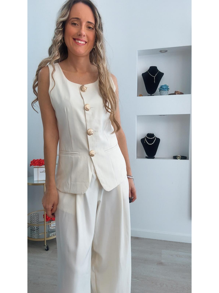 Conjunto colete e calça com detalhe de botões em forma de concha 3