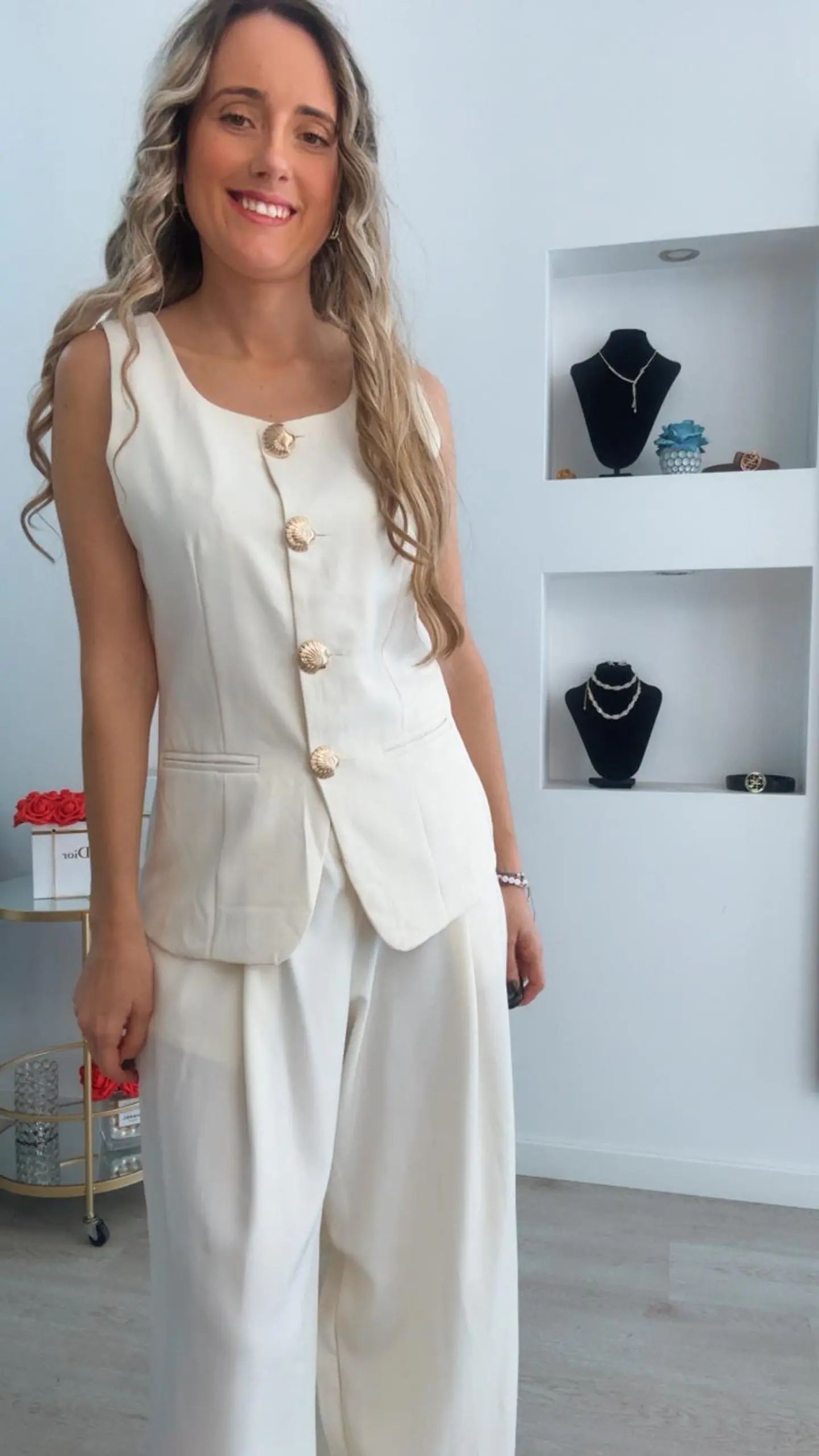 Conjunto colete e calça com detalhe de botões em forma de concha 7