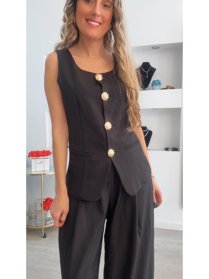 Conjunto colete e calça com detalhe de botões em forma de concha 8