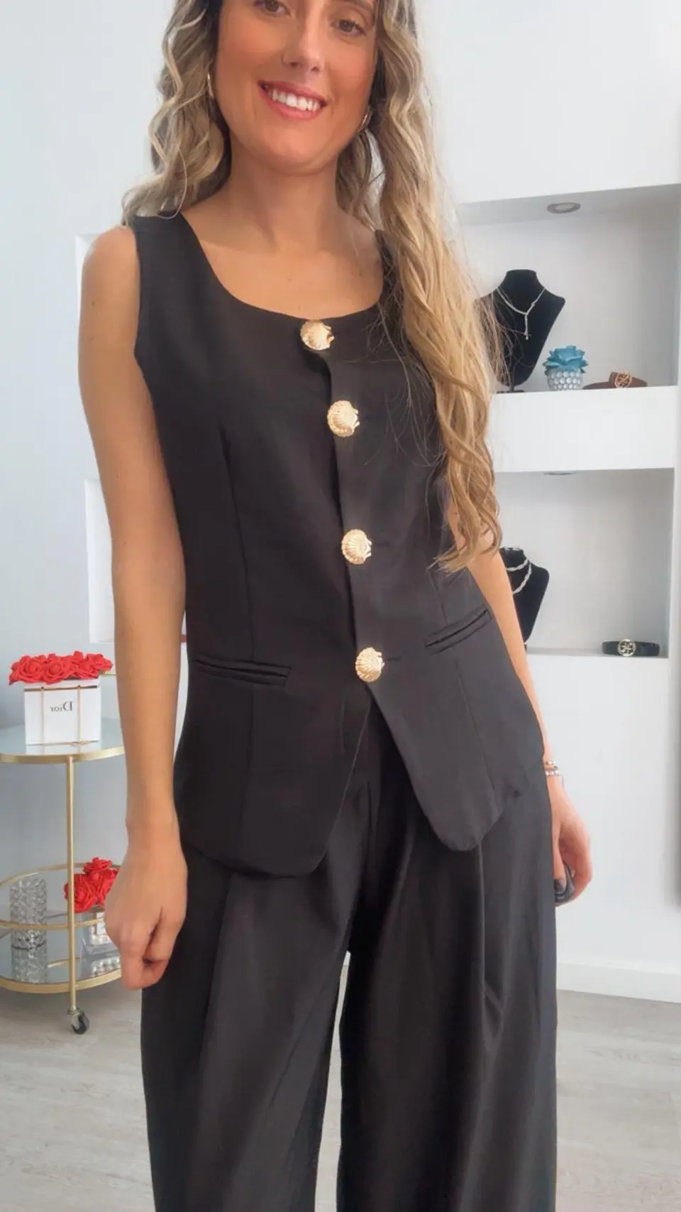 Conjunto colete e calça com detalhe de botões em forma de concha 12