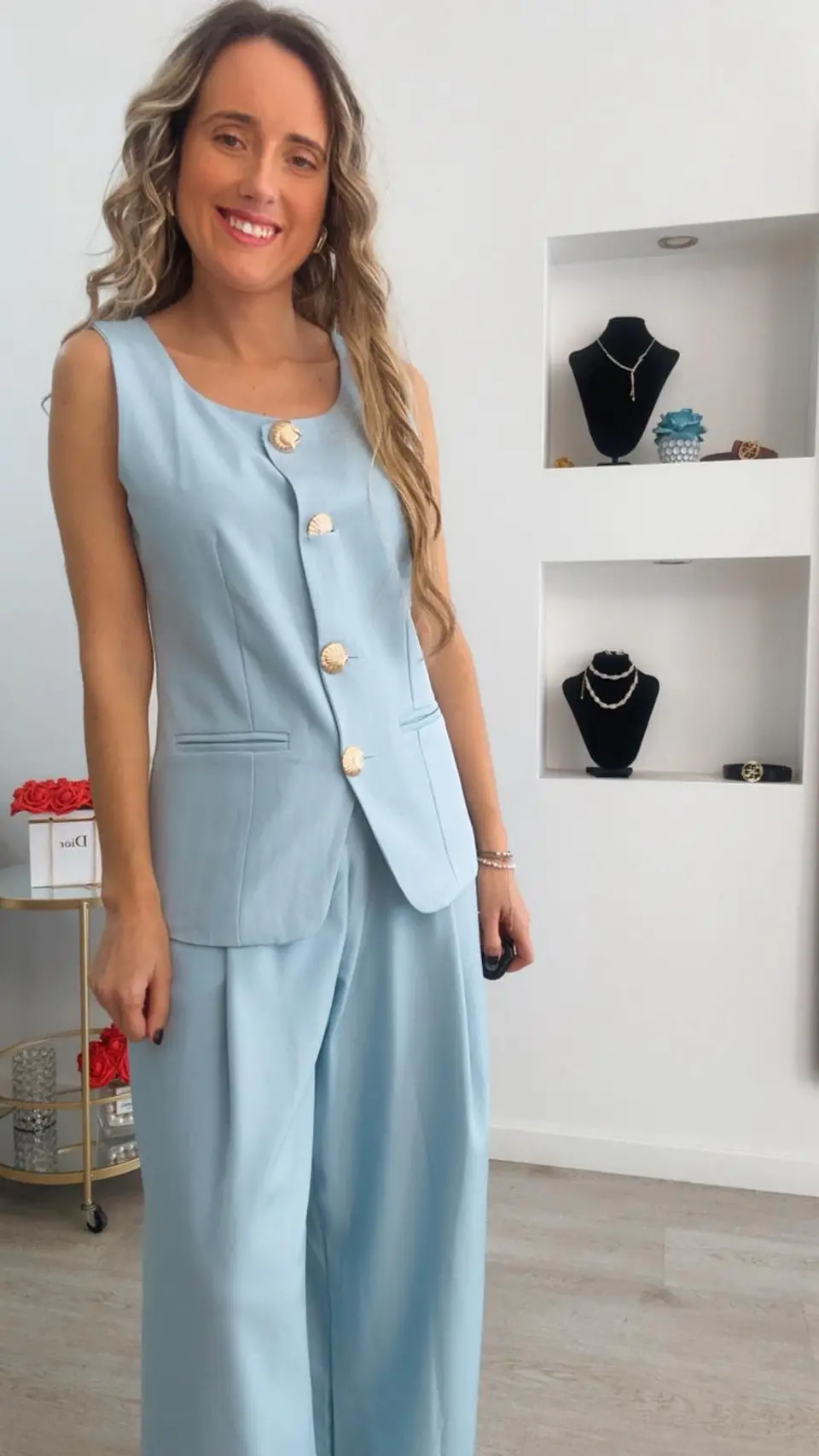 Conjunto colete e calça com detalhe de botões em forma de concha 16