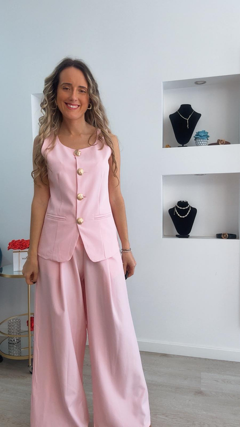 Conjunto colete e calça com detalhe de botões em forma de concha