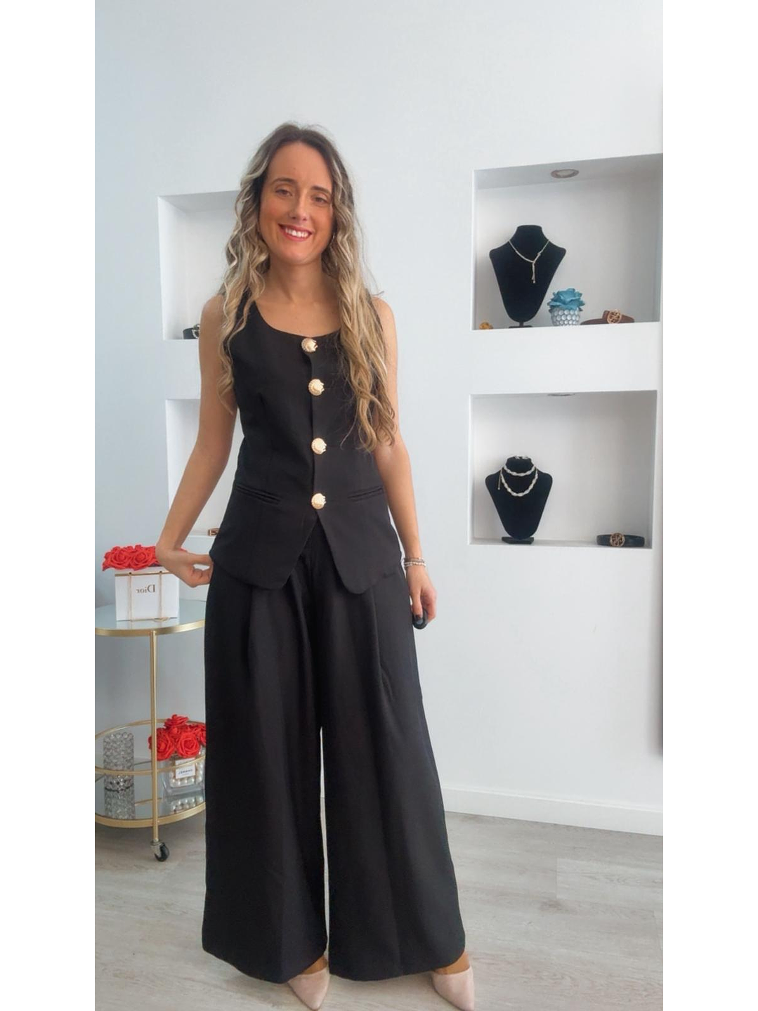 Conjunto colete e calça com detalhe de botões em forma de concha 7